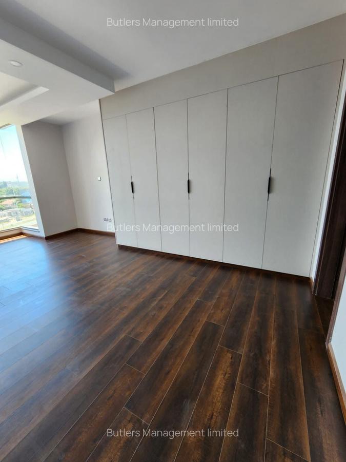 3 Bed Apartment with En Suite in Brookside - 9