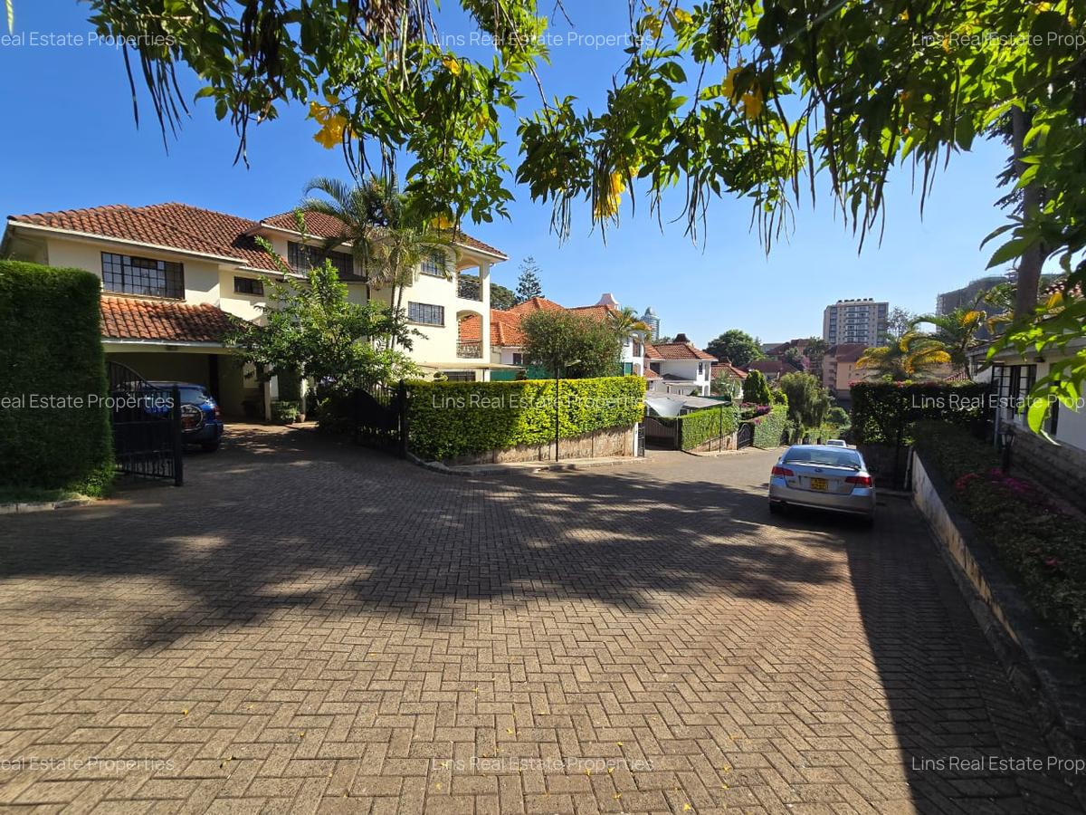 4 Bed Townhouse with En Suite in Spring Valley - 3