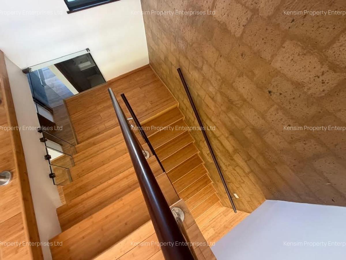 4 Bed Townhouse with En Suite in Ridgeways - 2