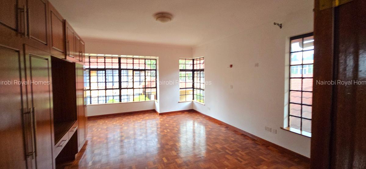 5 Bed Townhouse with En Suite at Lavington Green - 17