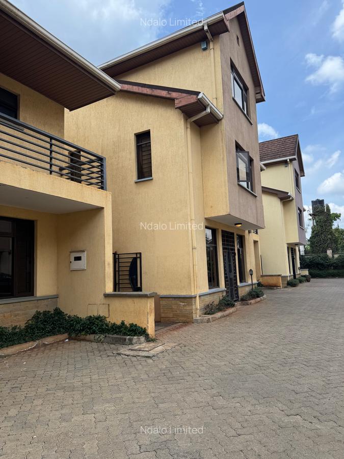 5 Bed Townhouse with En Suite at Lavington - 1
