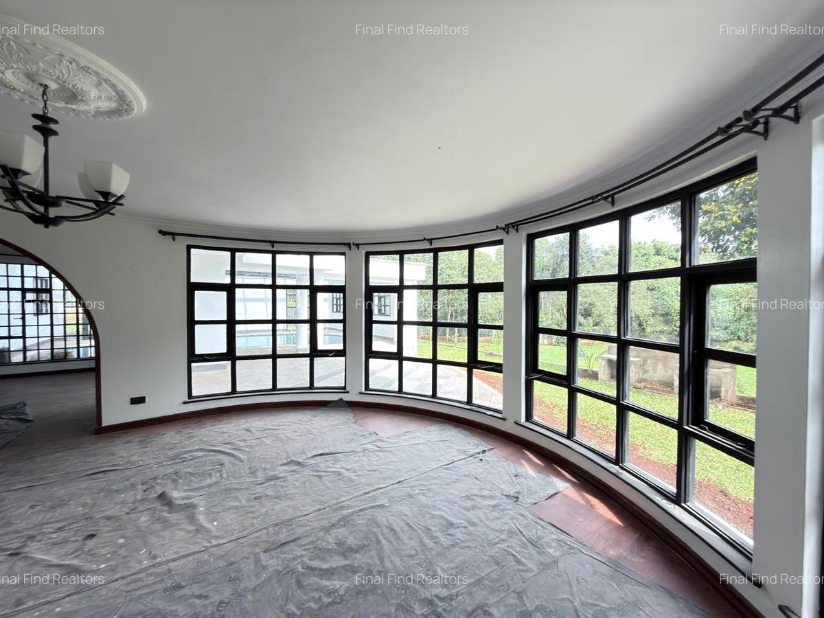 5 Bed House with Swimming Pool in Windsor - 13