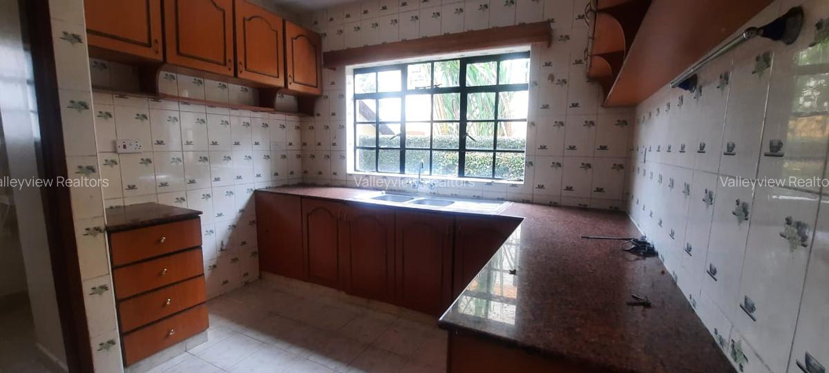 4 Bed Townhouse with En Suite at Lavington - 7