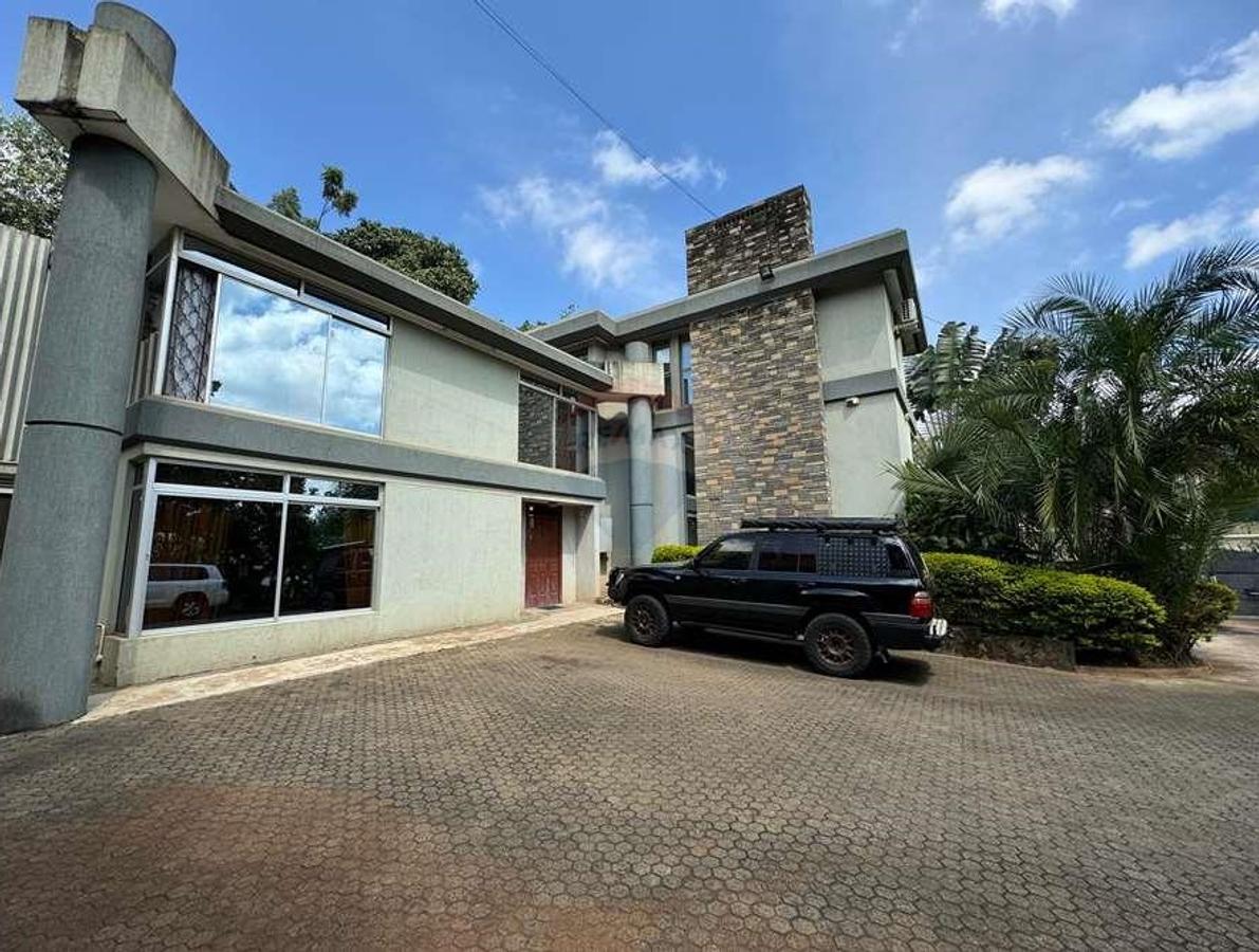 5 Bed Villa with En Suite in Lavington - 1