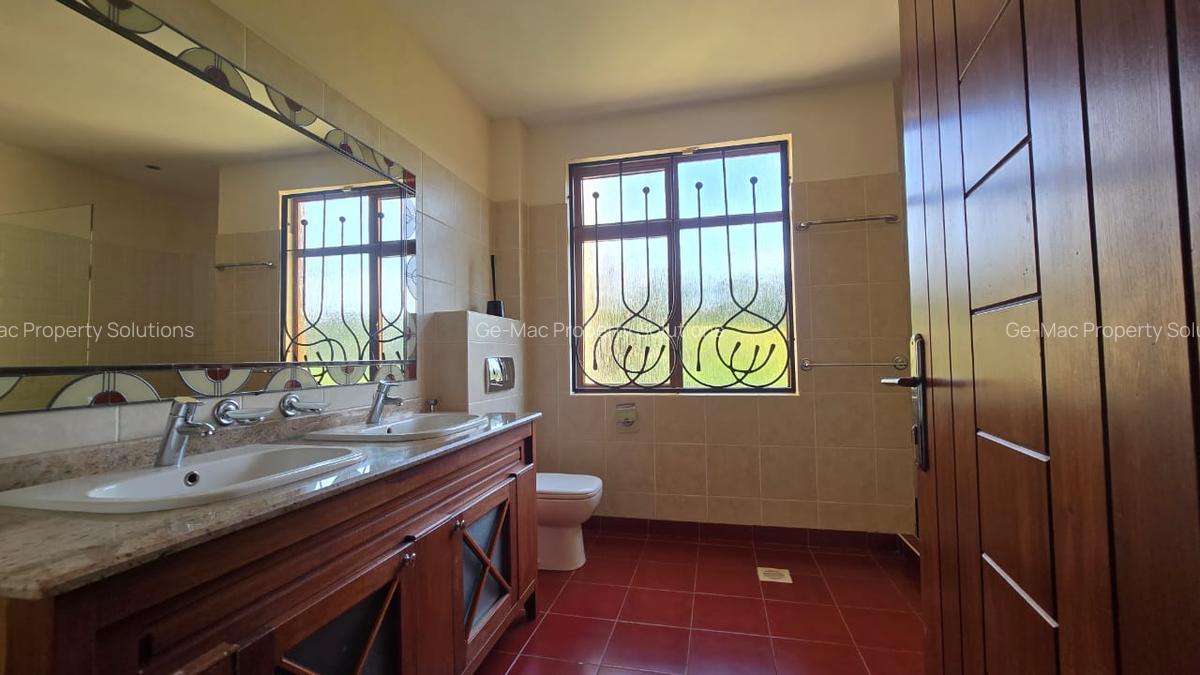 5 Bed House with En Suite in Runda - 12