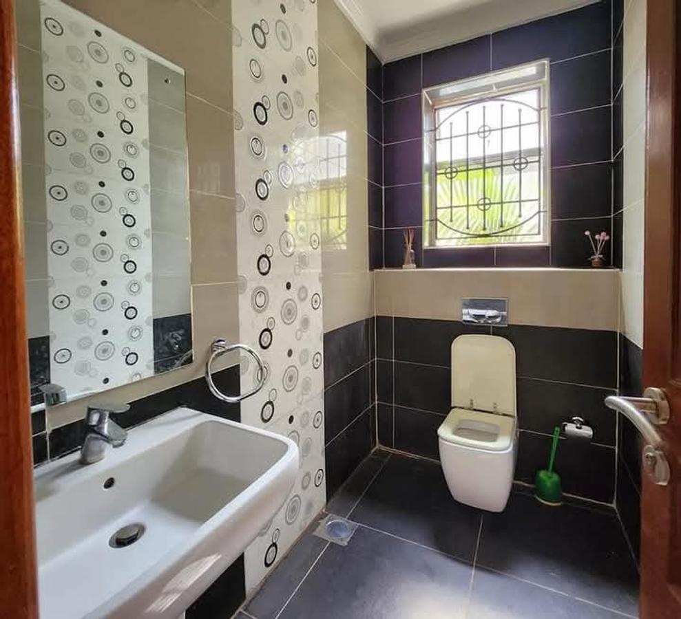 5 Bed House with En Suite at Hardy - 14