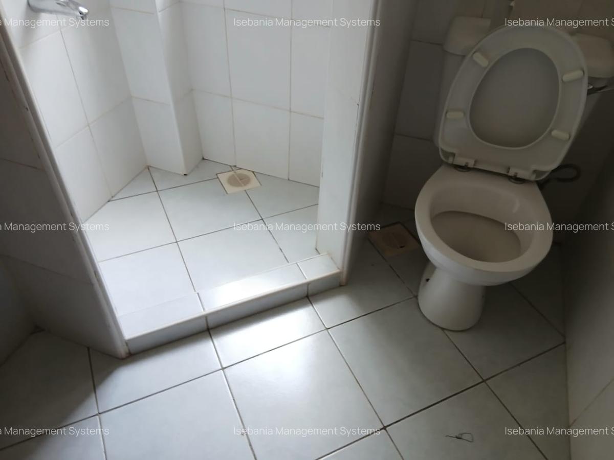 5 Bed House with En Suite at Rosslyn Road - 9