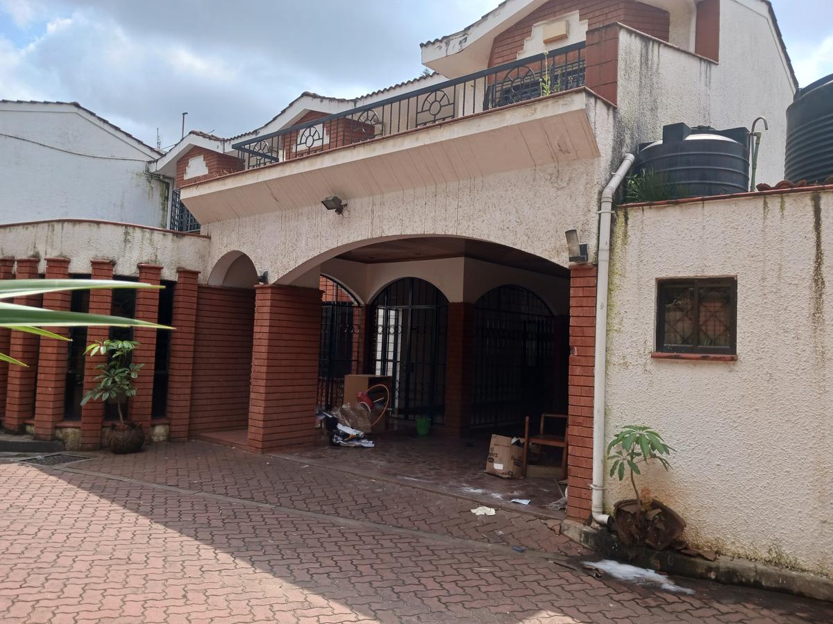 6 Bed Townhouse with En Suite at Lavington - 2