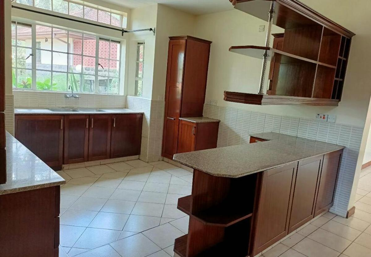 5 Bed Townhouse with En Suite in Rosslyn - 3