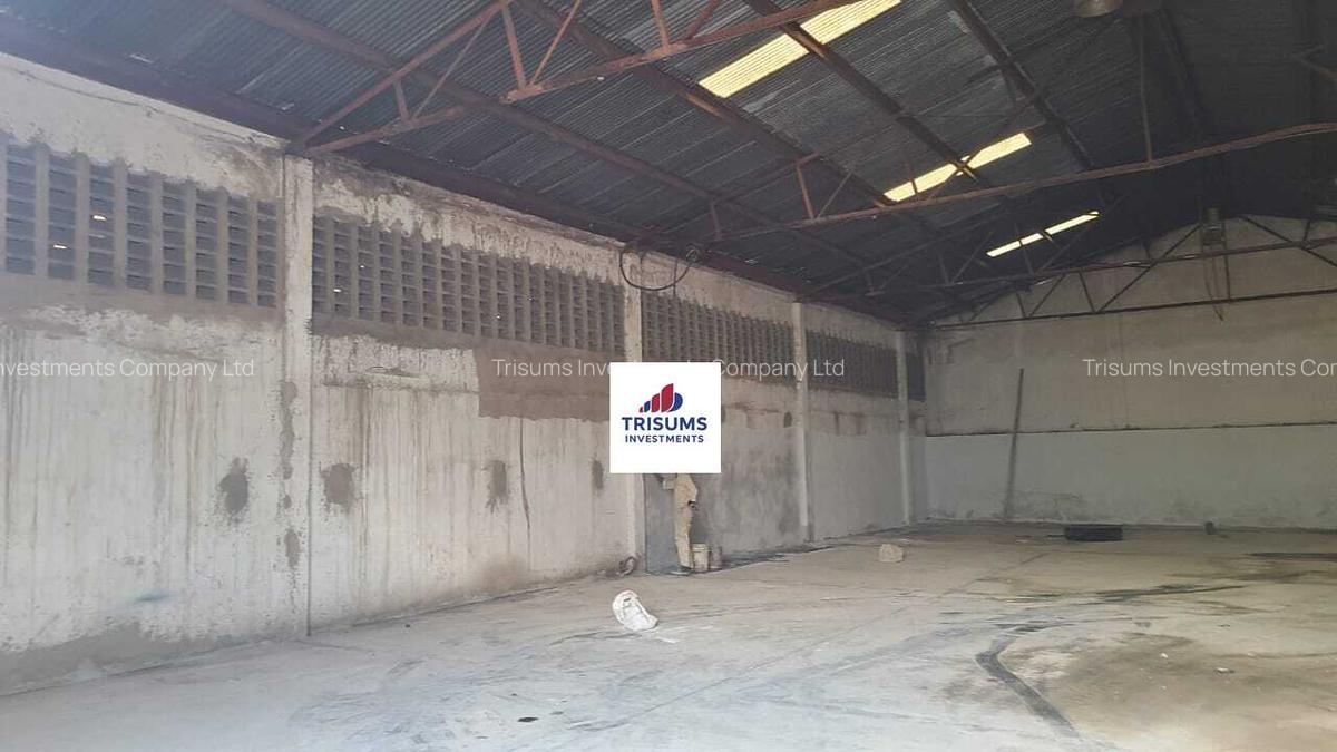 4,900 ft² Warehouse with Fibre Internet in Industrial Area - 4