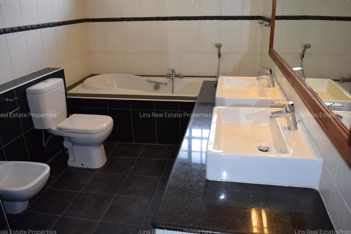 4 Bed Townhouse with En Suite in Spring Valley - 12