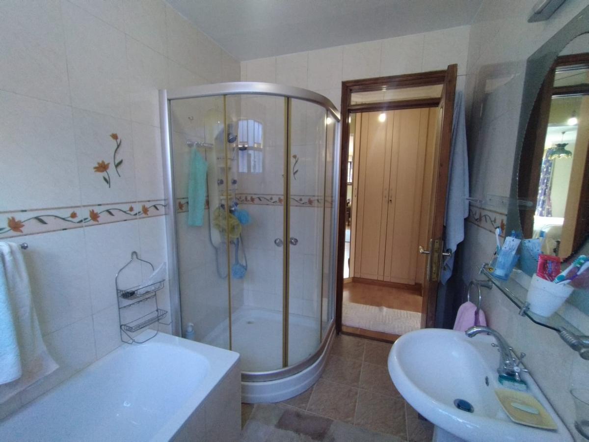 4 Bed House with En Suite in Lavington - 12