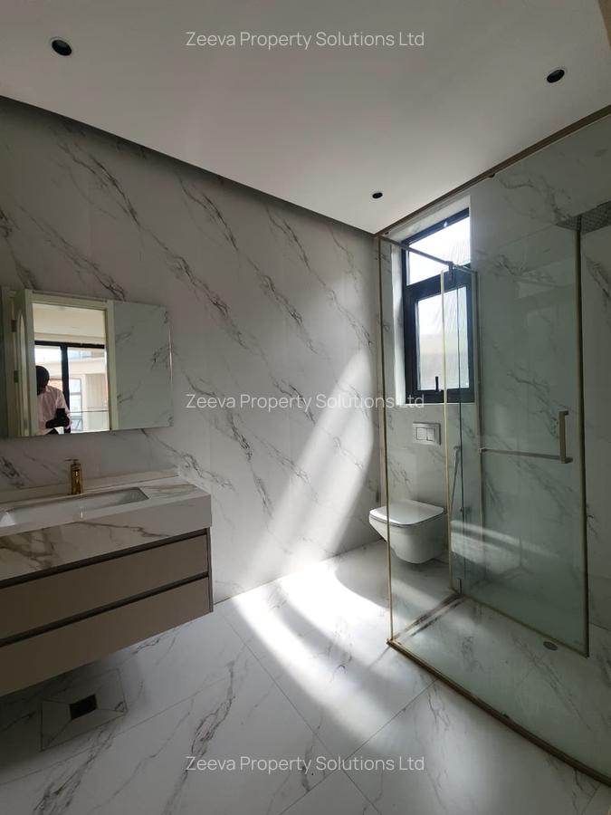 5 Bed House with En Suite in Lavington - 11