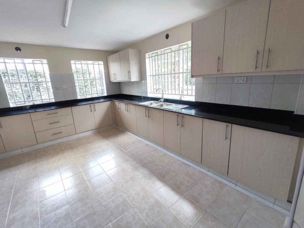 4 Bed House with En Suite at Near Galleria - 6