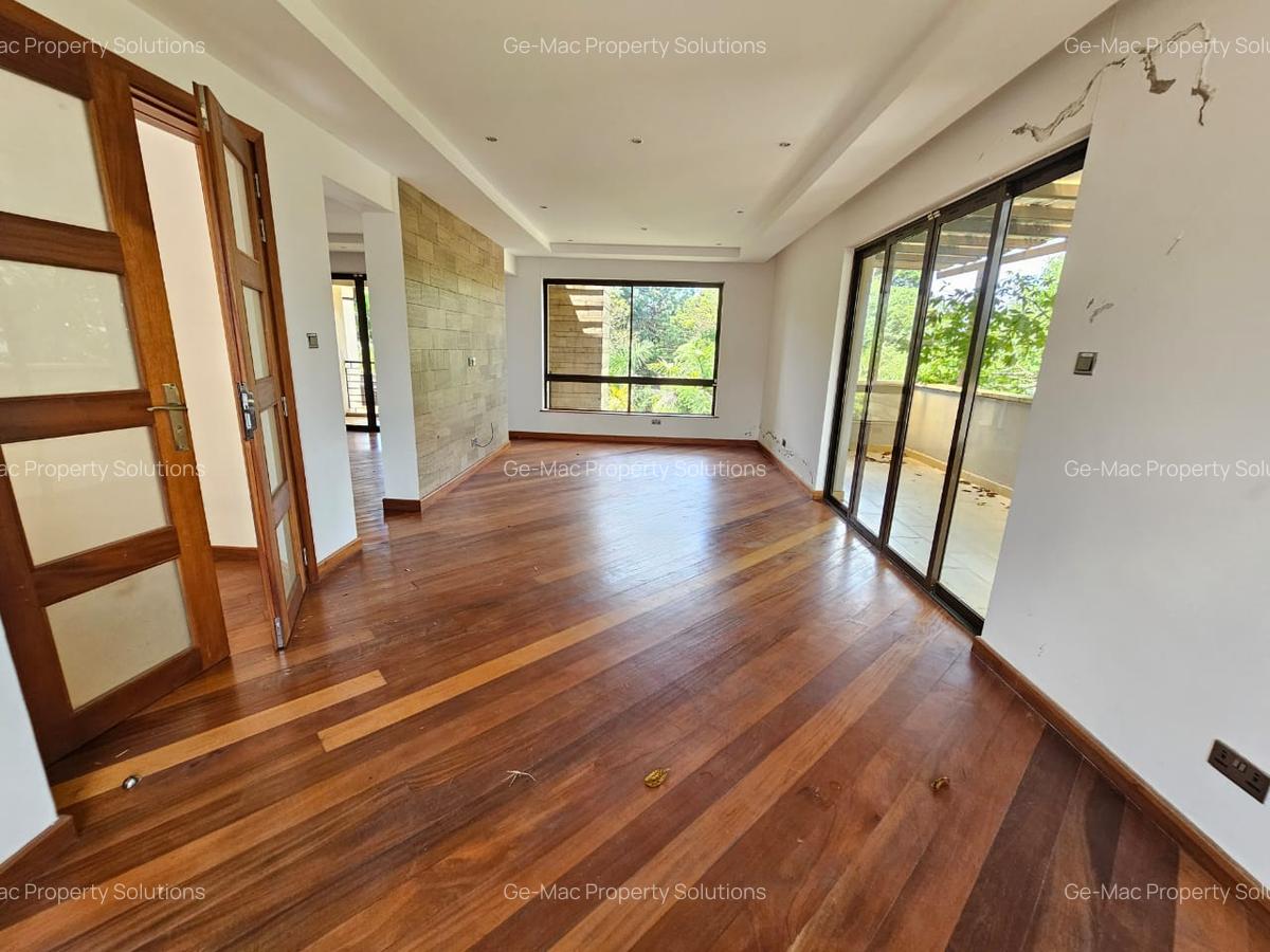 5 Bed House with En Suite in Lavington - 13