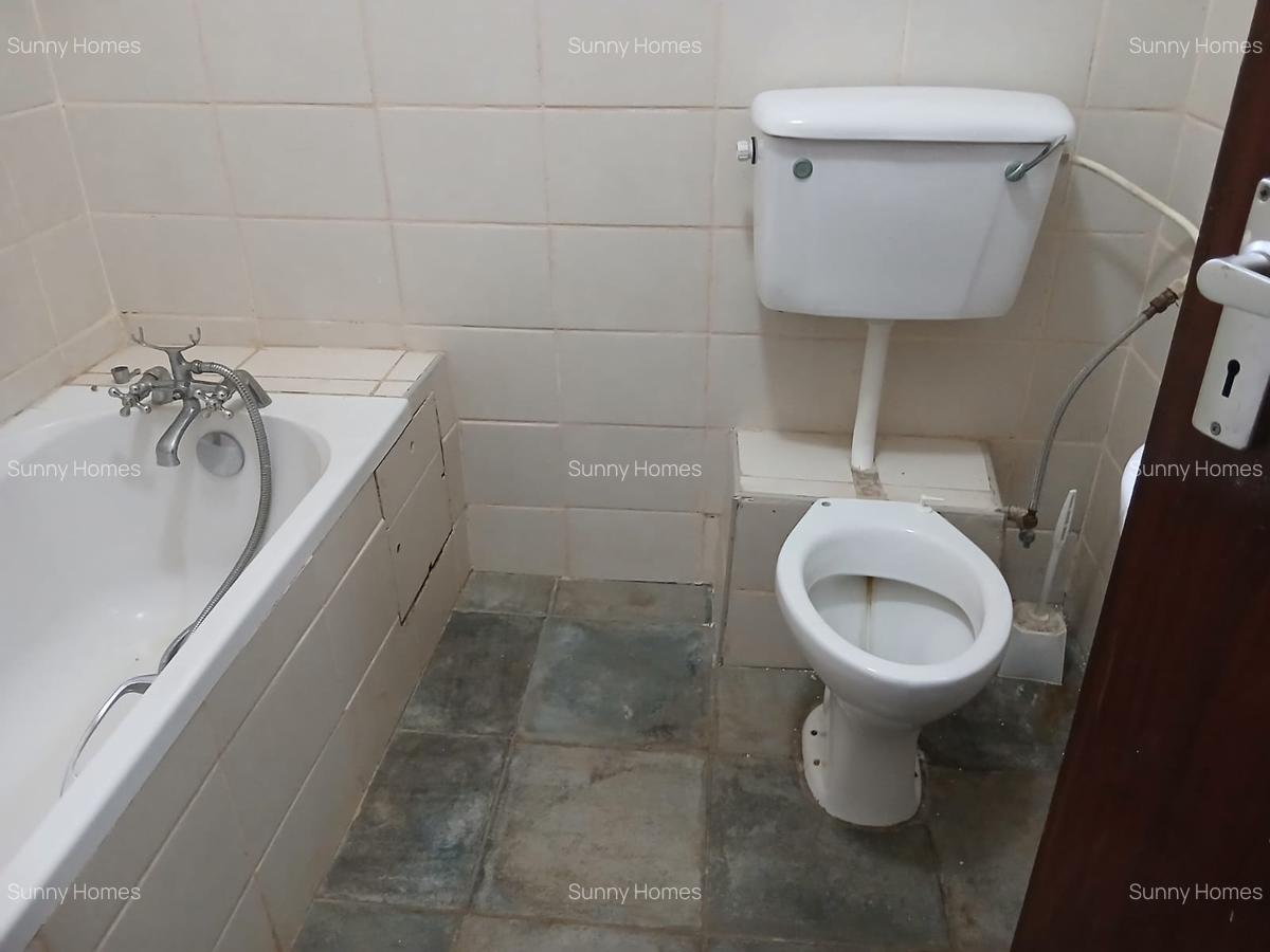 4 Bed Villa with En Suite at Rossylin Lone Tree - 16