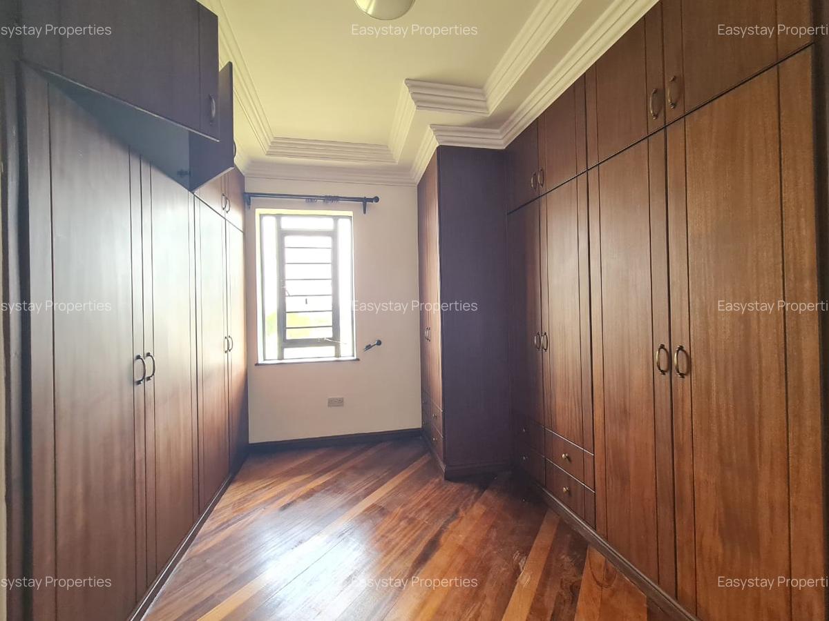 4 Bed Townhouse with En Suite in Ridgeways - 11