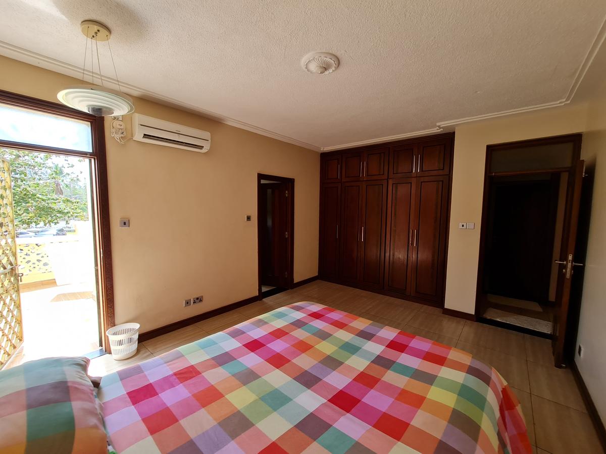 Furnished 3 Bed Apartment with En Suite in Nyali Area - 10