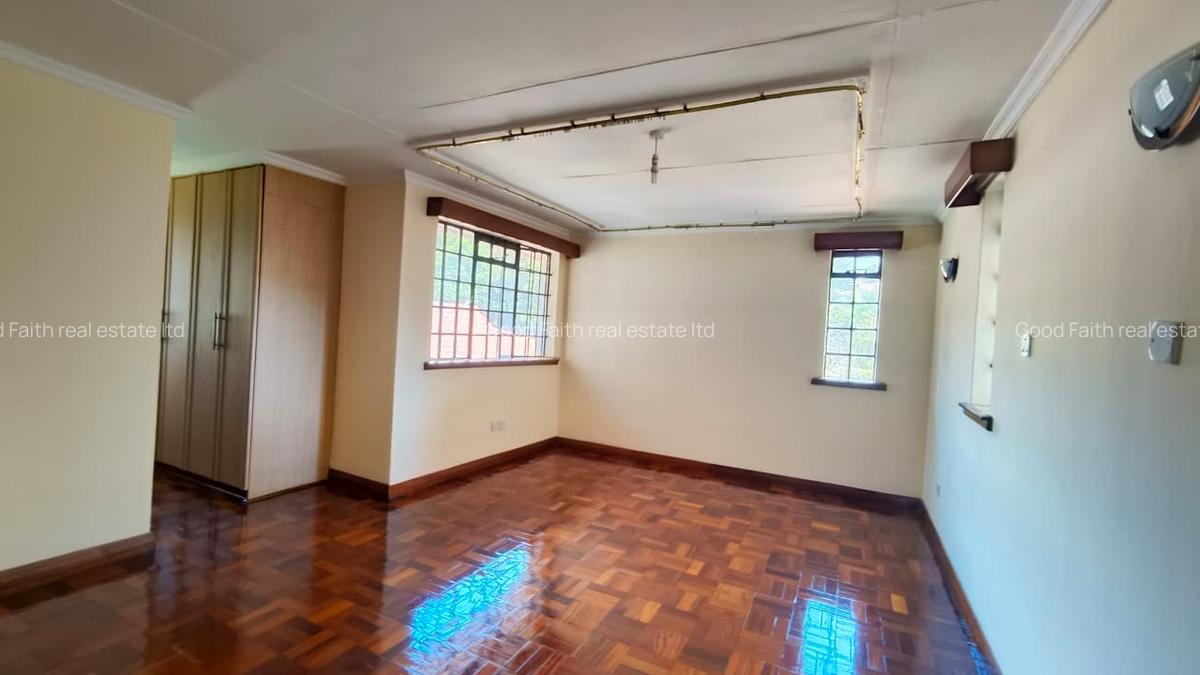 5 Bed House with En Suite in Runda - 11