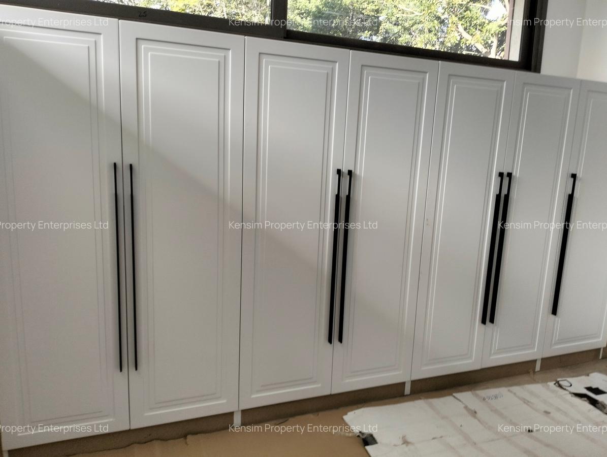 5 Bed Townhouse with En Suite in Lavington - 3