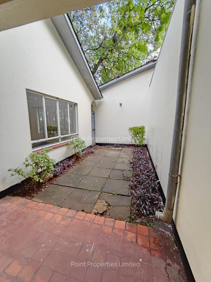 4 Bed House with En Suite in State House - 18