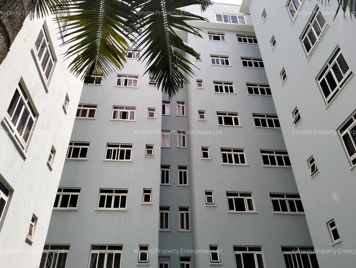 3 Bed Apartment with En Suite in Brookside - 4