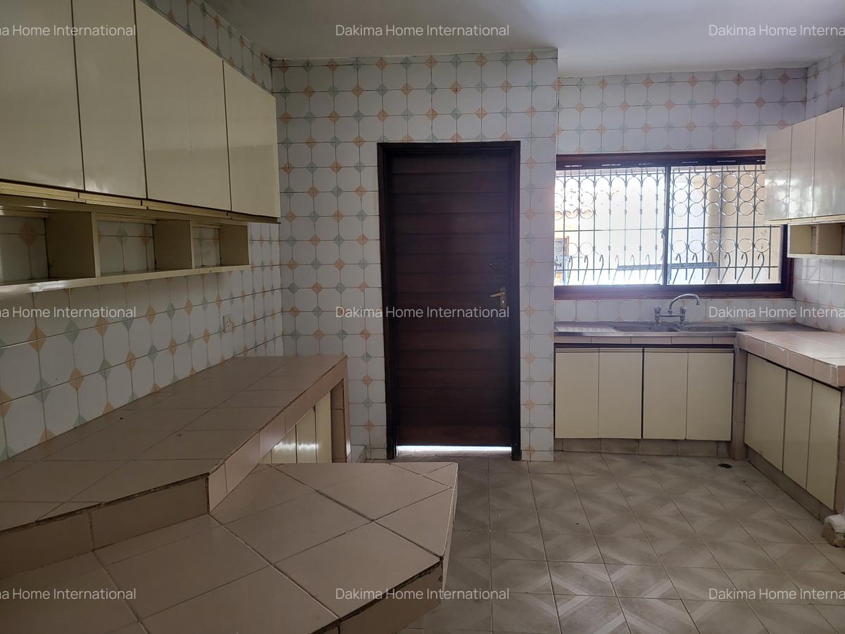 4 Bed Townhouse with En Suite in Rhapta Road - 18