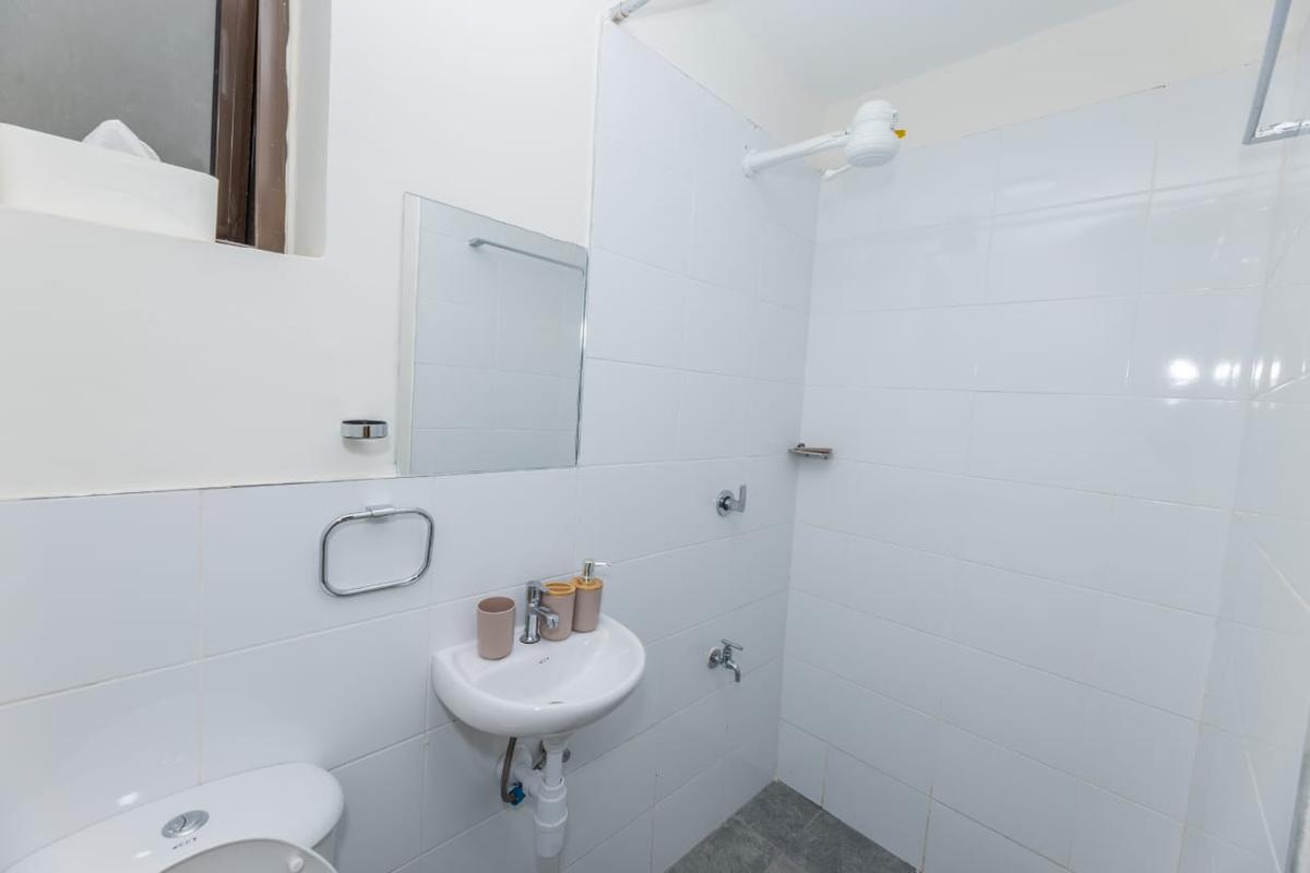 Serviced 1 Bed Apartment with En Suite in Garden Estate - 5