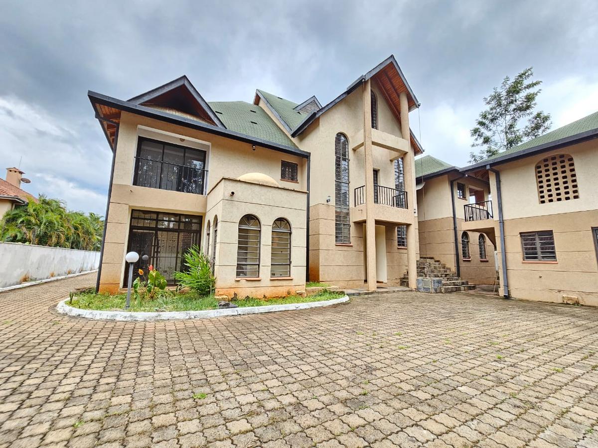 6 Bed House with En Suite in Runda - 1