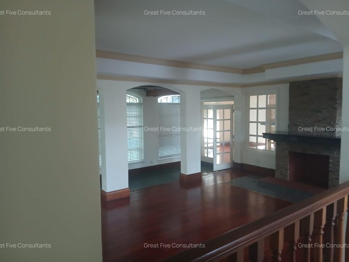 5 Bed Villa with En Suite in Rosslyn - 5