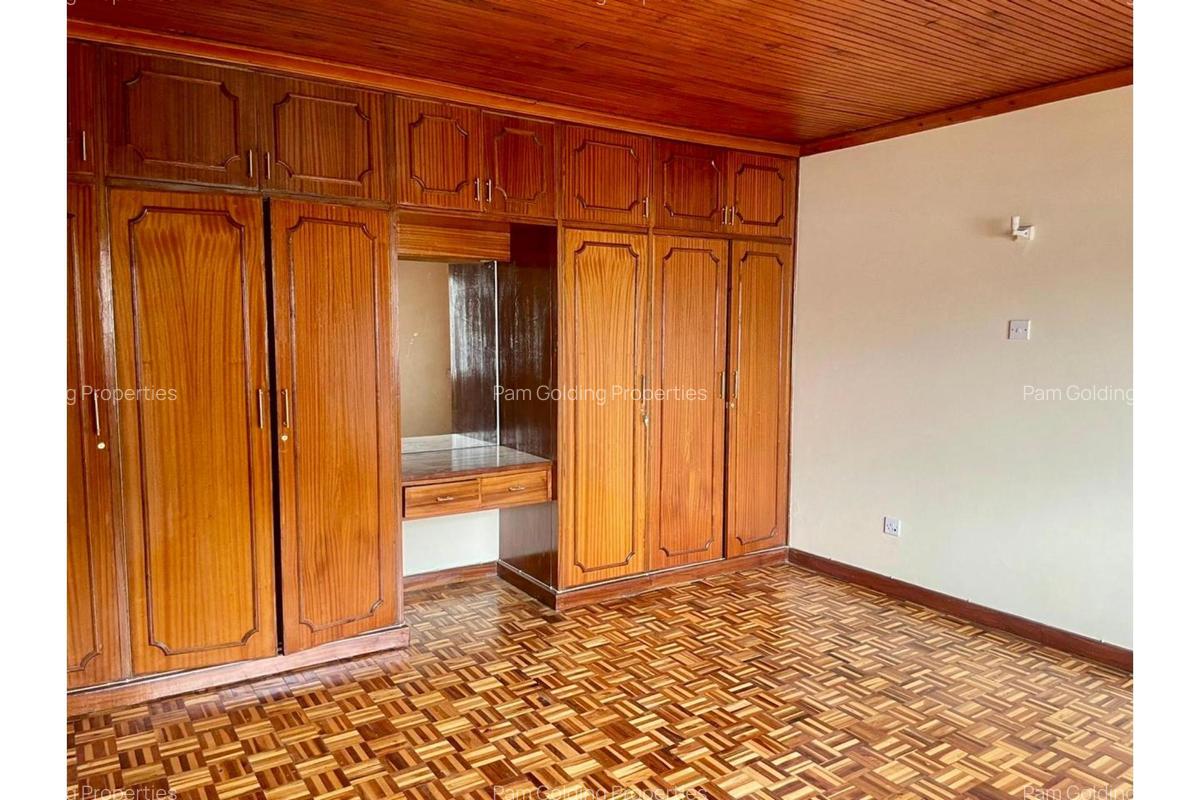 4 Bed Townhouse with En Suite in Spring Valley - 10