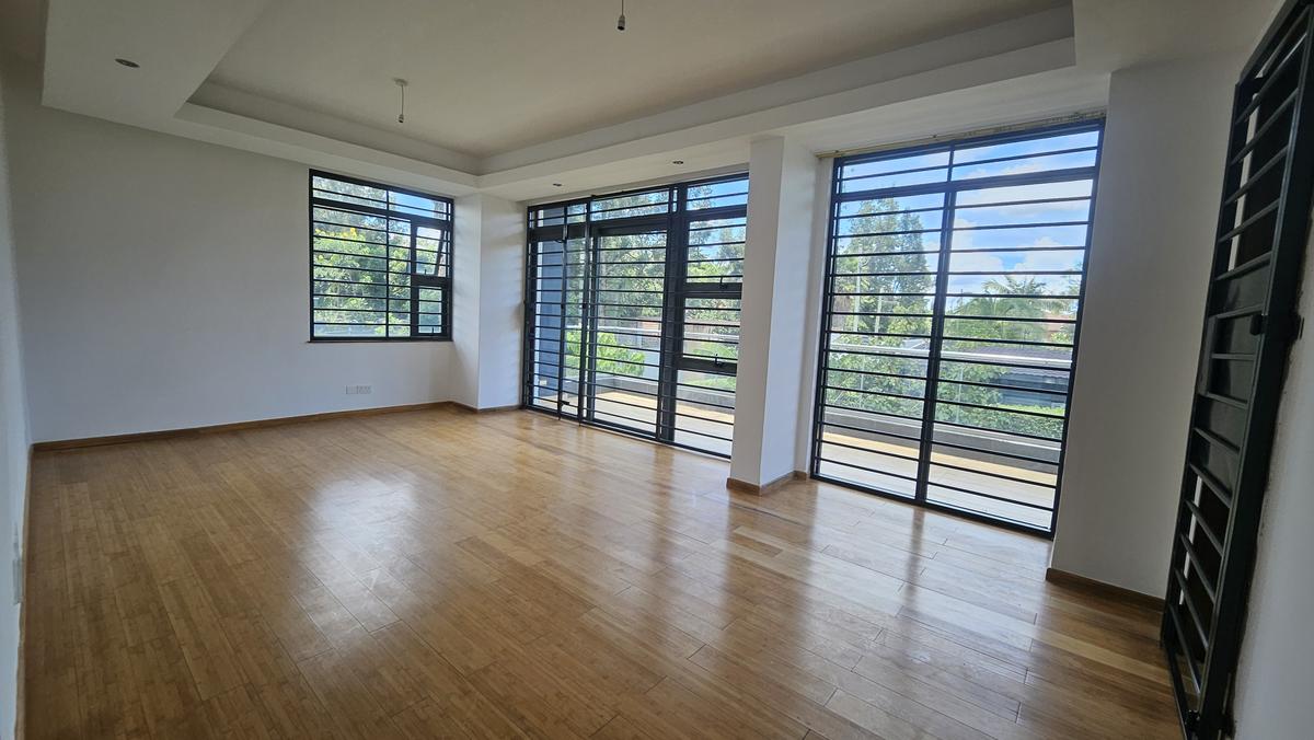 4 Bed House with En Suite in Garden Estate - 10
