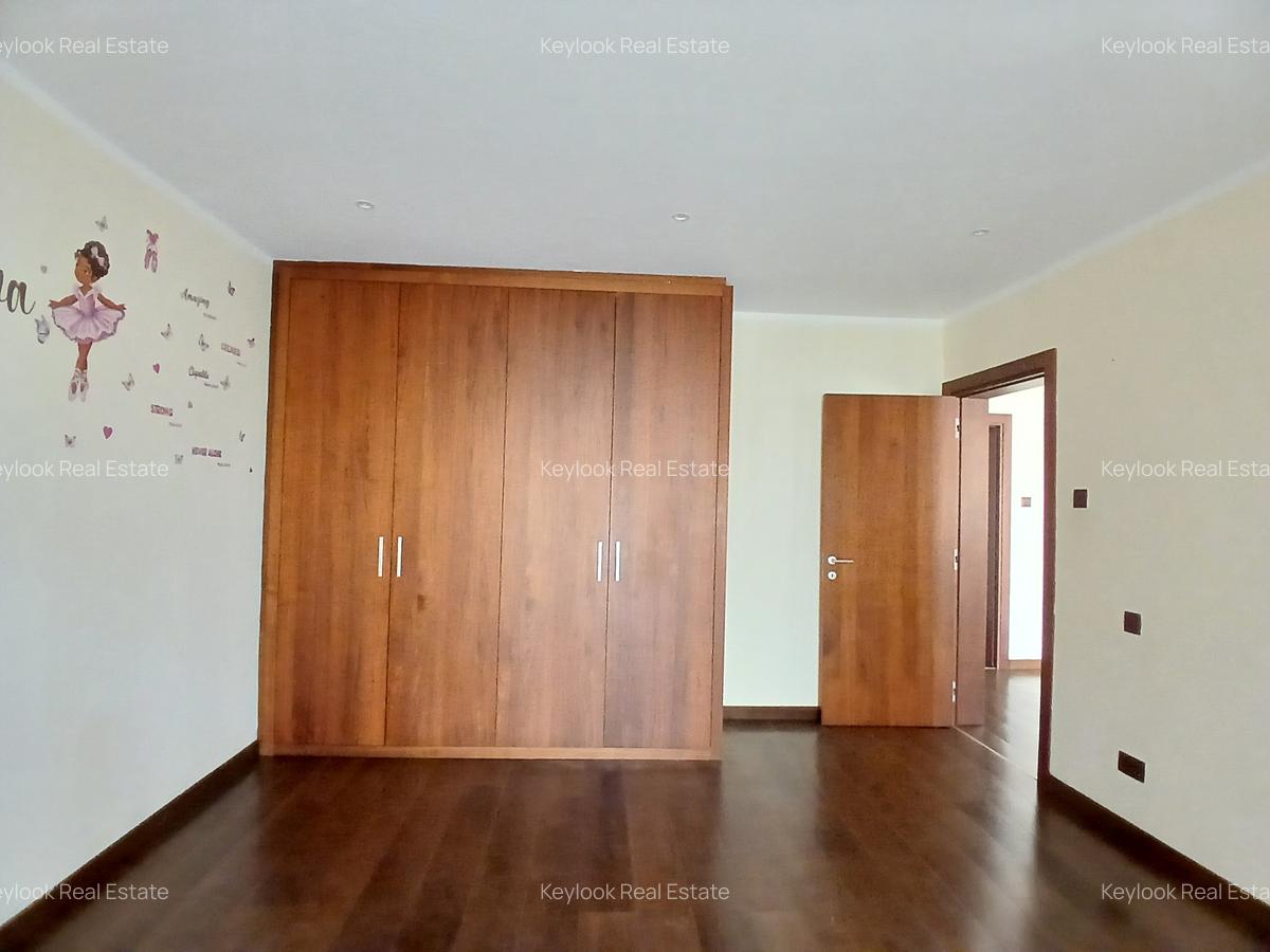 5 Bed Townhouse with En Suite at Lavington - 17