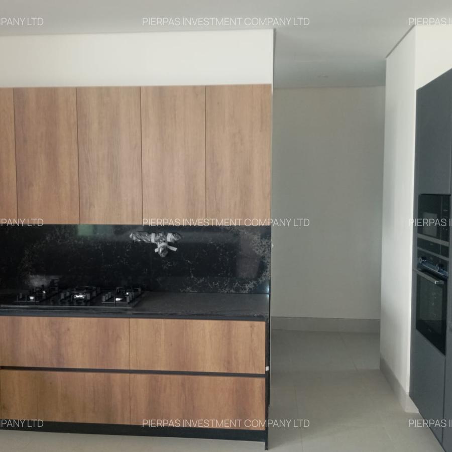 5 Bed Townhouse with En Suite in Brookside - 10