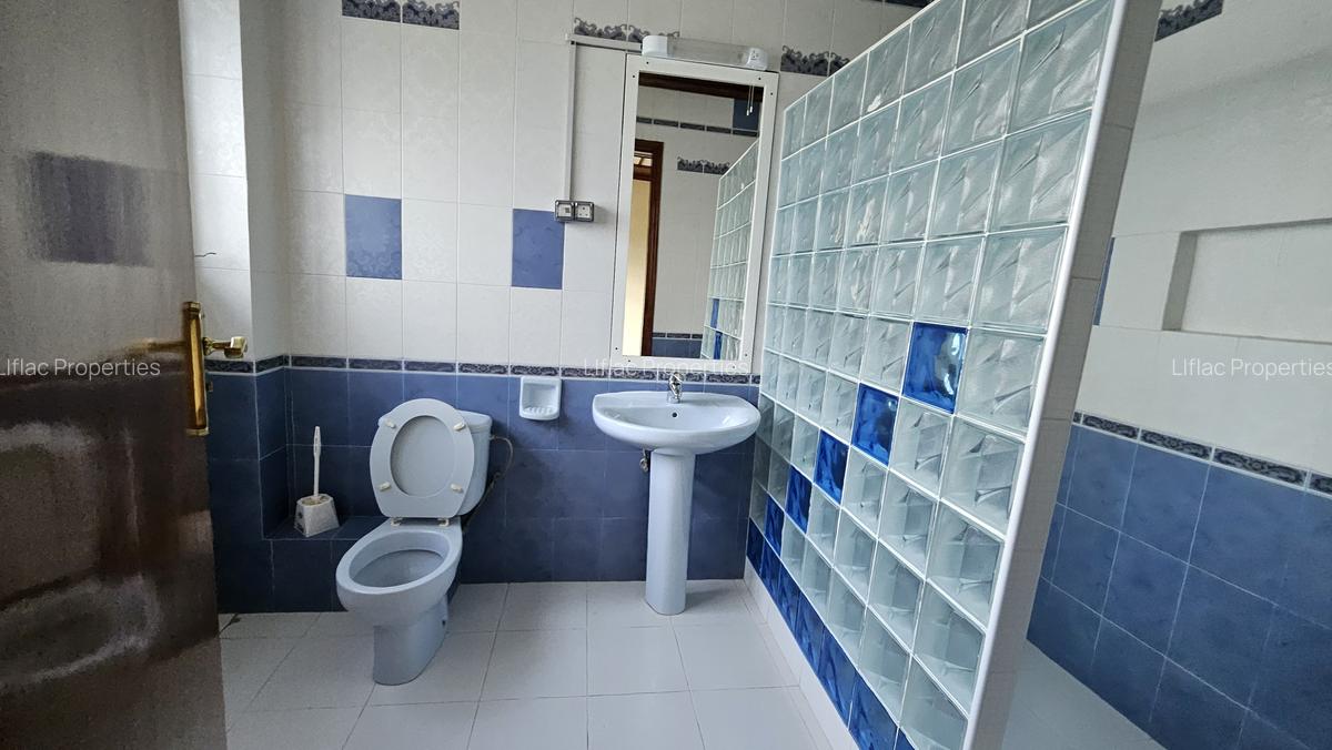 6 Bed House with En Suite in Runda - 11