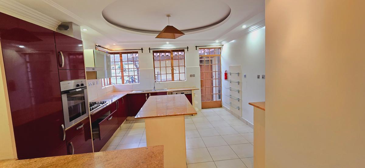 5 Bed Townhouse with En Suite at Off Convent Drive - 10