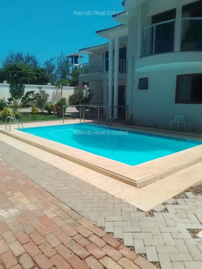 Serviced Studio Apartment with En Suite in Diani - 3