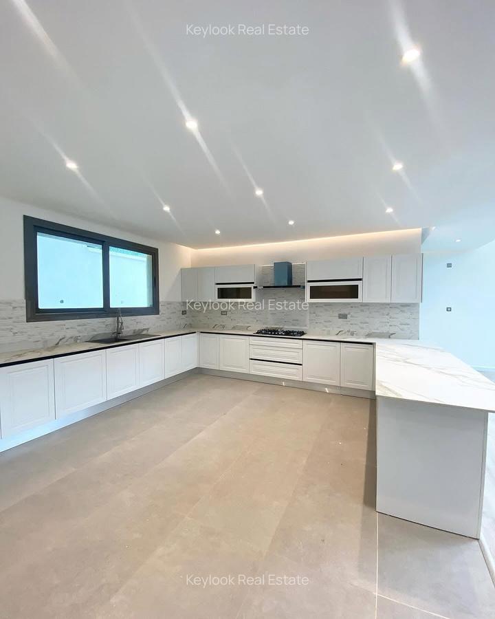 5 Bed Townhouse with En Suite at Lavington - 4