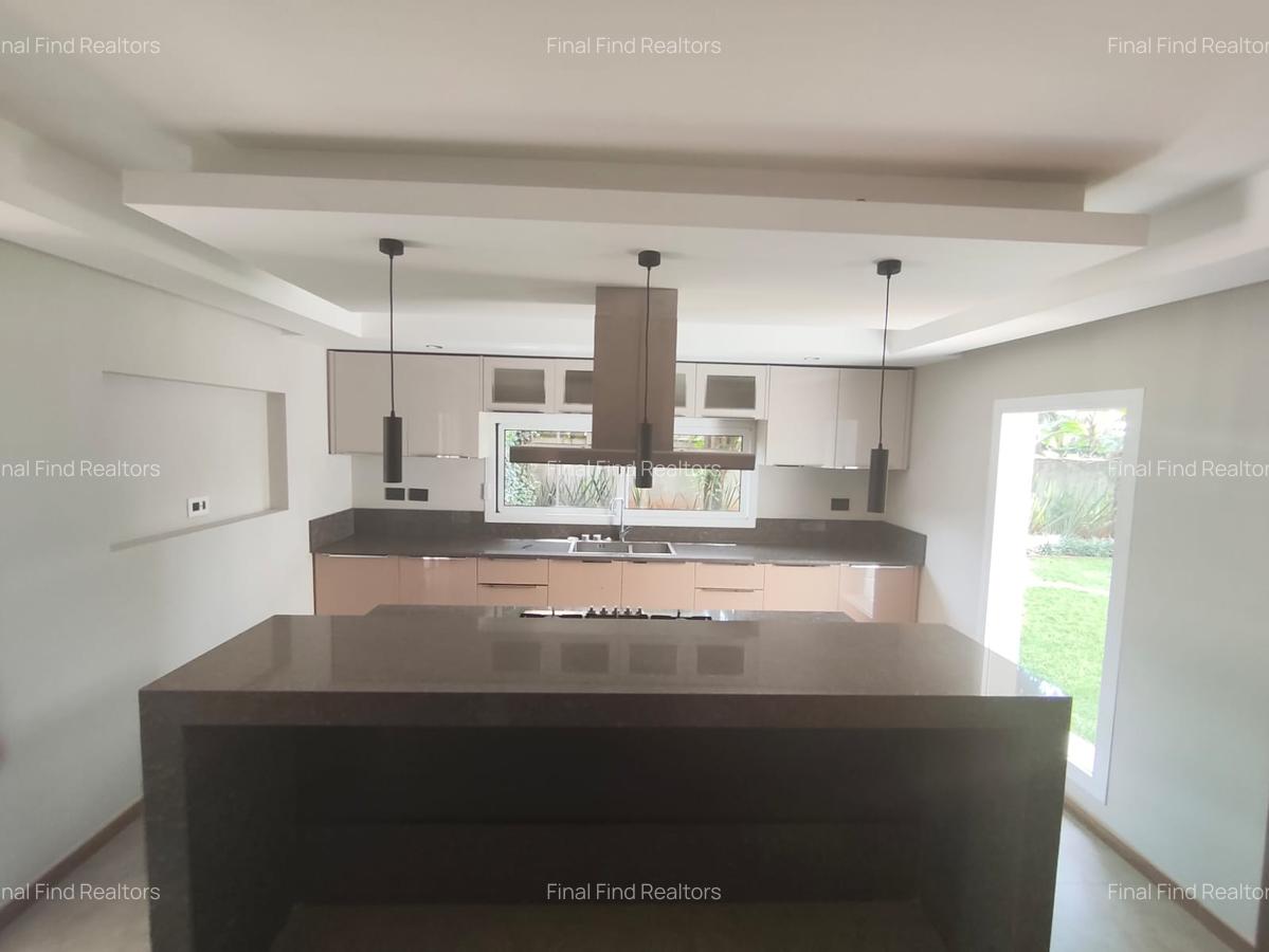 5 Bed House with En Suite in Runda - 12