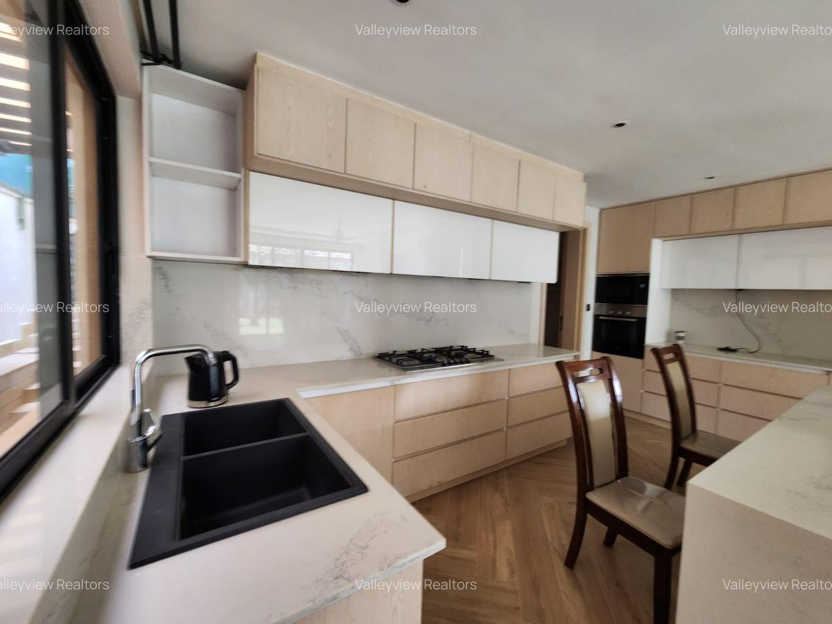 6 Bed Townhouse with En Suite at Lavington - 8