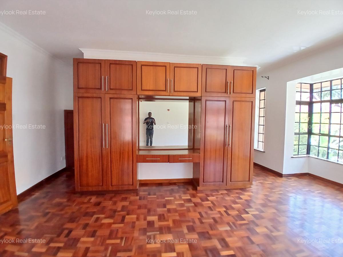 5 Bed Townhouse with En Suite at Lavington - 14