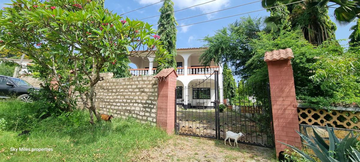 4 Bed House with En Suite at Portreitz - 2