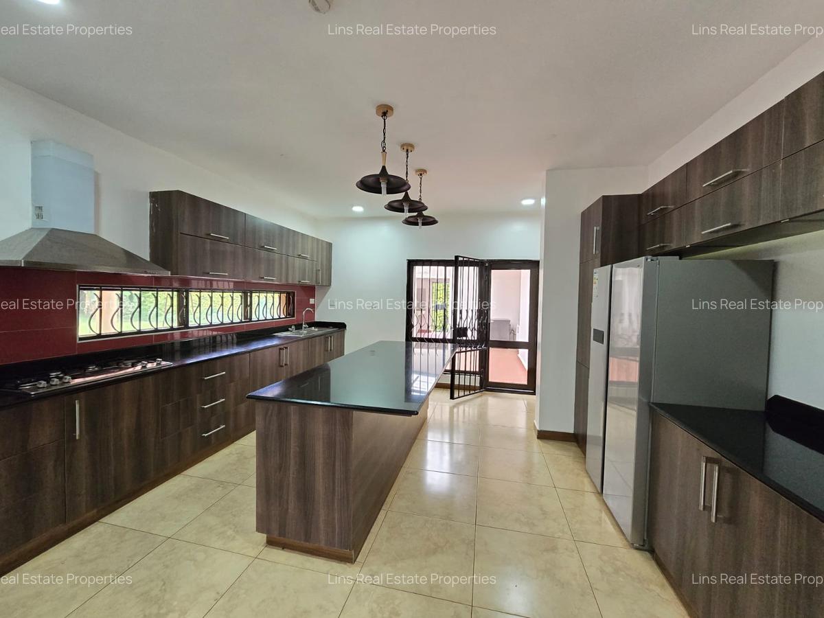 5 Bed Townhouse with En Suite in Runda - 2