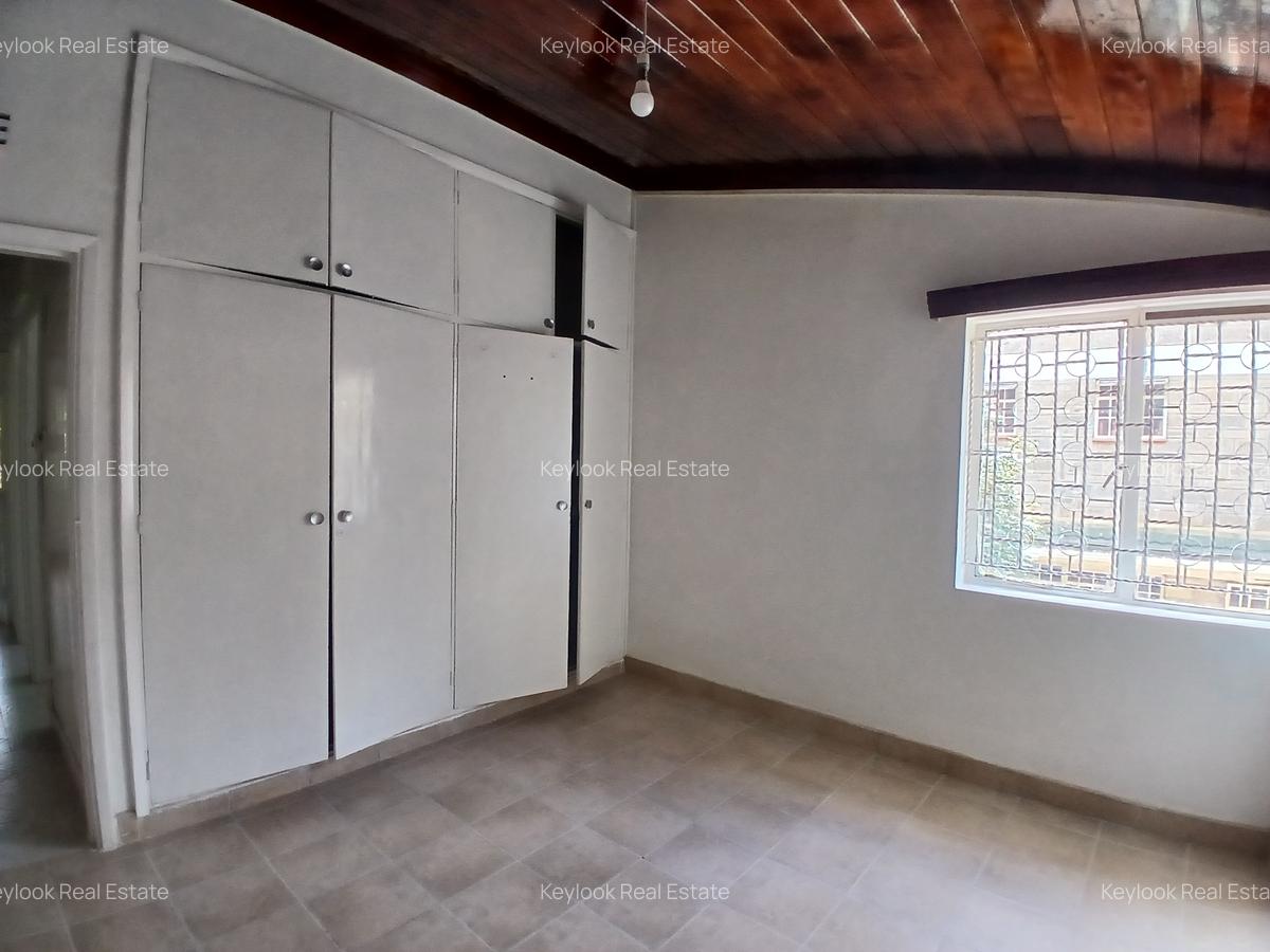 5 Bed House with En Suite at Lavington - 15