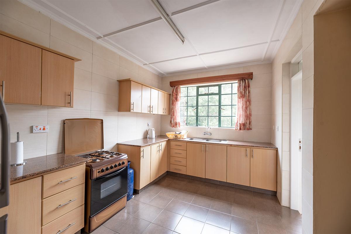 3 Bed Apartment with En Suite in Lavington - 9