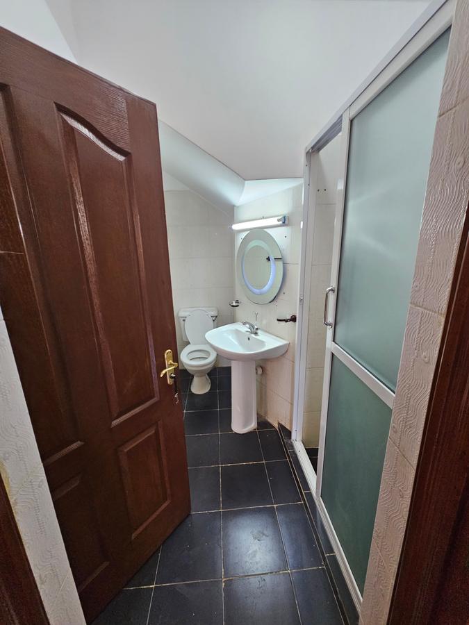 5 Bed Townhouse with En Suite at Lavington - 6