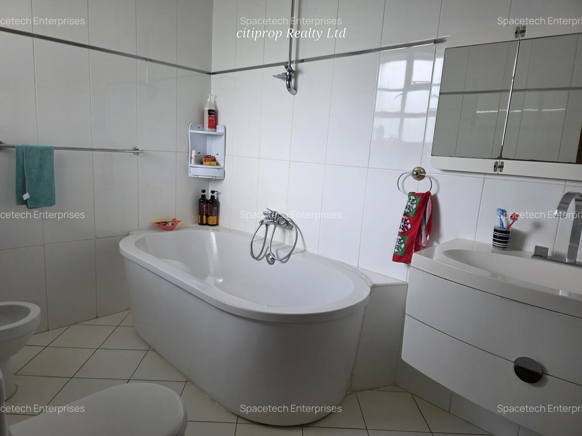 4 Bed House with En Suite in Runda - 11