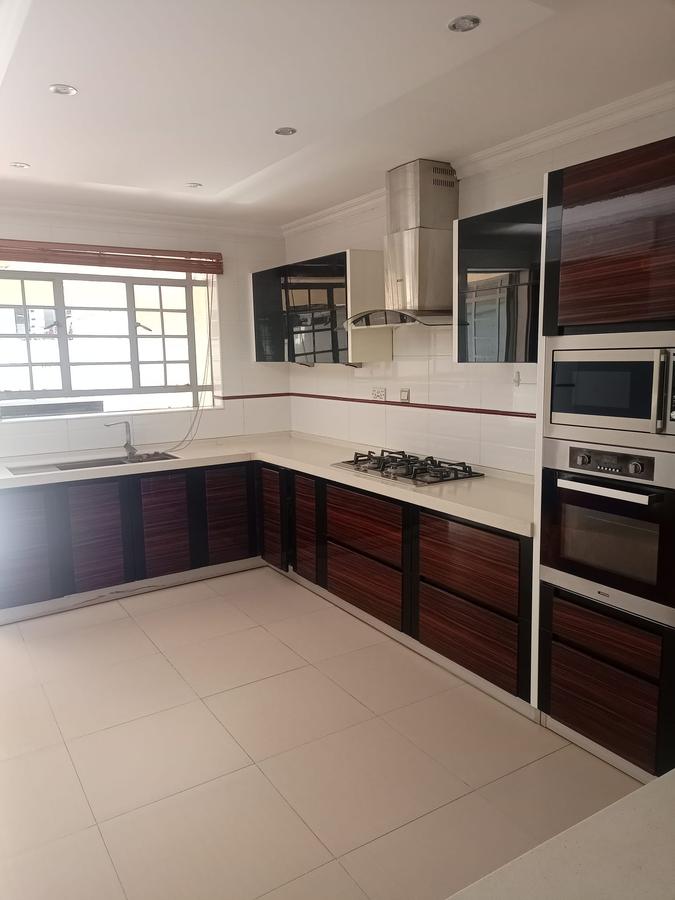 5 Bed House with En Suite at Spring Valley - 6