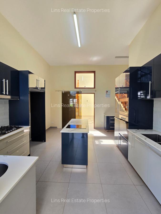 5 Bed Townhouse with En Suite in Westlands Area - 16