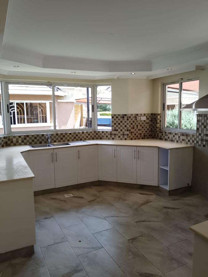 5 Bed House with En Suite in Lavington - 4